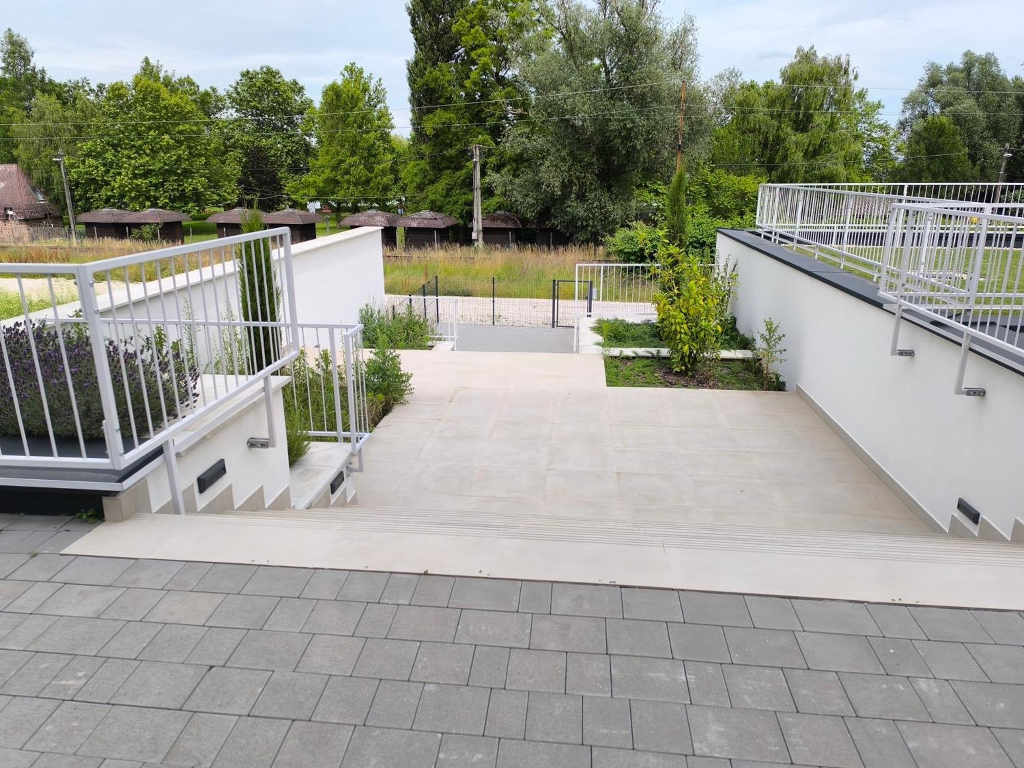 Helikon Terrace Susanne Apartment Кестхей Екстер'єр фото
